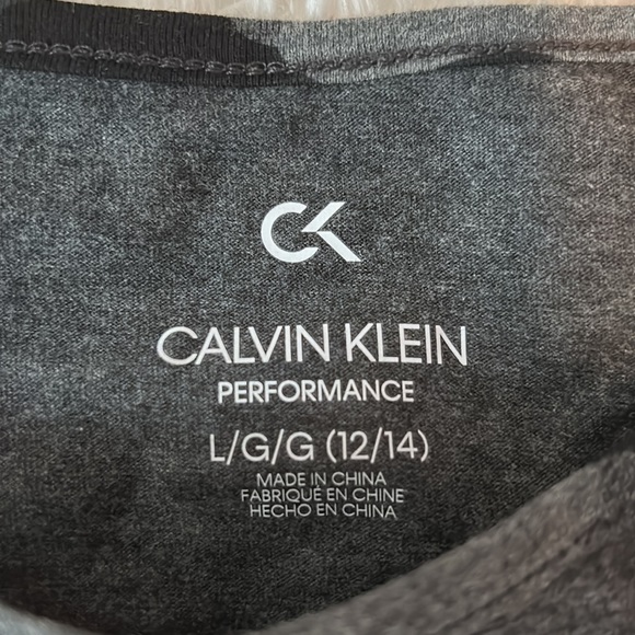 NWOT, Calvin Klein Performance, girls short sleeve camo tee in gray/black - Picture 3 of 6